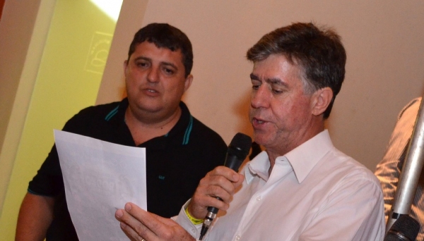 Emerson Caires, da Cabeludo Eventos, e o prefeito de Adamantina Márcio Cardim, no lançamento do Adamantina Rodeo Festival (Foto: Maikon Moraes).