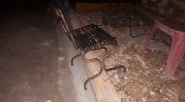 Cadeira de ferro usada na agressão foi arremessada contra a mulher (Foto: Rádio Metrópole / Portal Metrópole / Cristiano Nascimento).