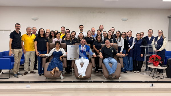 Representantes do Lions, Santa Casa, ARCA, Prefeitura e Camara Municipal na entrega das novas cadeiras (Siga Mais).