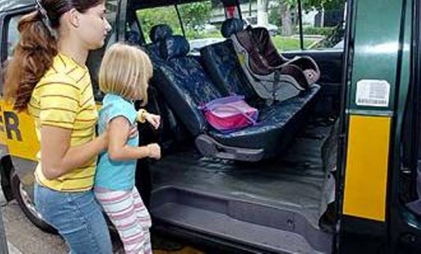 Contran suspende exigência de cadeirinha de transporte de crianças em van escolar antiga (Foto: Ilustração).