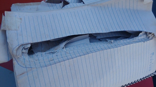 Corte nas folhas do caderno, em formato de faca, criou compartimento para escondê-la (Foto: Divulgação/Polícia Militar).
