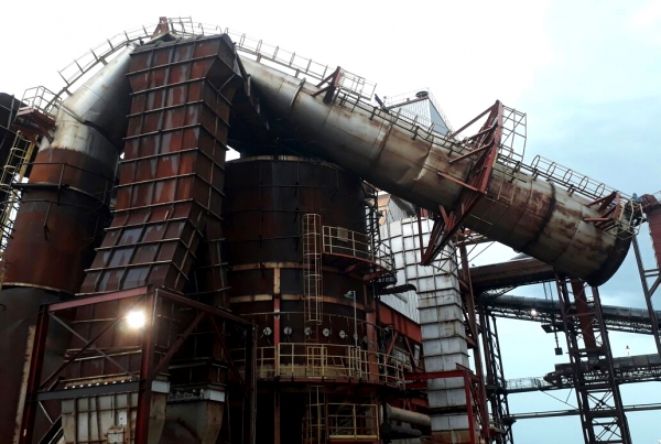 Estrutura de usina é atingida pela força dos ventos na tarde deste sábado, em Santa Mercedes (Fotos: Reprodução/Site Jorge Zanoni).