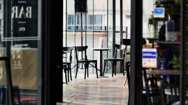 Segundo o Governo de SP, as novas restrições a bares, restaurantes, lojas e conveniência e similares foram definidas devido à mudança de perfil etário na demanda por leitos hospitalares de Covid-19 (Imagem de Quinn Kampschroer por Pixabay).