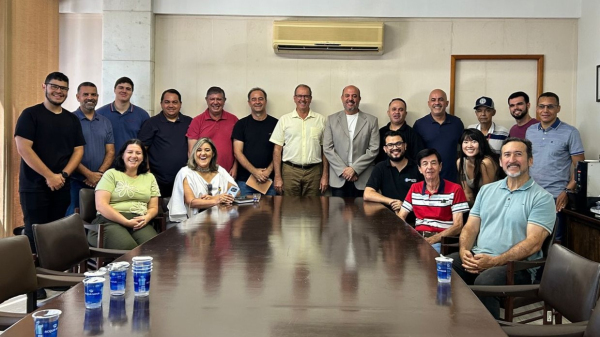 Encontro do prefeito Tiveron, equipe e imprensa (Cedida/PMA).