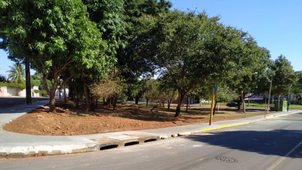 Calçadas executadas em uma área verde entre a Rua Birigui, Alameda Francisco José de Azevedo e Rua Walter Massaferro, proximidades do Parque dos Pioneiros (Da Assessoria).