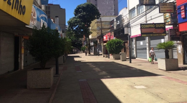 Calçadão de Presidente Prudente, na área central da cidade: comércio vai permanecer com atividades suspensas (Foto: Aline Costa/G1).