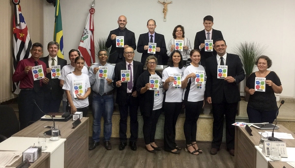 Representantes da área social com os vereadores, na Câmara Municipal de Adamantina (Foto: Da Assessoria).