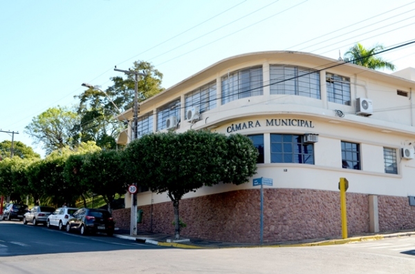 Câmara de Lucélia tem vaga para analista legislativo (advogado).