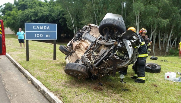Carro captou na SP-294, próximo à Base da Polícia Rodoviária, em Adamantina (Foto: Elisângela Zatim).