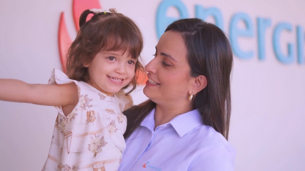 Supervisora comercial Camila Oliveira e sua filha Aurora (Cedida/Energisa).