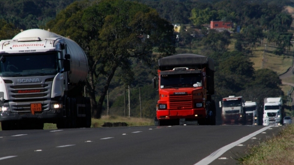 Veículos que transitarem com eixos suspensos ou documento fiscal em aberto passam a ser cobrados nas rodovias da região (Divulgação/Eixo SP).