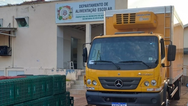 Caminhão frigorífico faz o transporte de alimentos da merenda escolar que exigem climatização refrigerada (Divulgação/PMA).