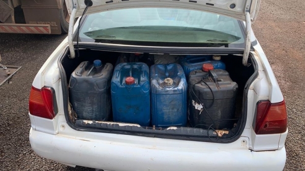 Galões do combustível furtado no porta-malas do carro (Cedida/PC).