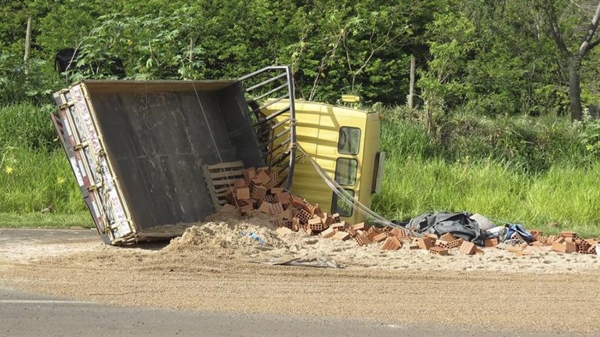 Roda se desprendeu da traseira do caminhão, provocando seu tombamento (Fotos: Jorge Zanoni).