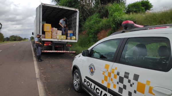 Caminhão de Adamantina transportava carga de contrabando com produtos avaliados em R$ 500 mil  (Cedida/PM Rodoviária).