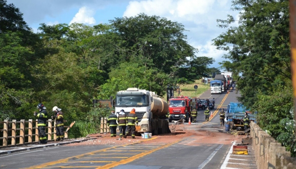 Acidente foi na SP-425, altura da ponte sobre o Rio Aguapeí, na divisa dos municípios de Rinópolis e Santópolis do Aguapeí (Fotos: Rádio Metrópole / Cristiano Nascimento).