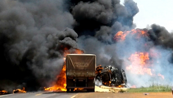 Caminhões explorem, gerando incêndio de grandes proporções, na vicinal Bastos-Rancharia (Foto: Cedida/Polícia Rodoviária/Reprodução G1).