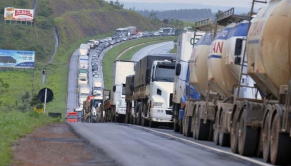 Meta da campanha é chamar a atenção dos motoristas para os perigos da mistura sono e direção, o que pode causas acidentes em estradas (Foto: Agência Brasil).