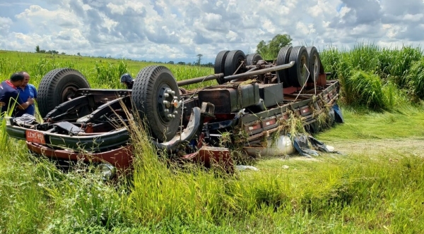 Caminhão saiu da pista e capotou. Motorista teve escoriações leves (Foto: Polícia Militar).