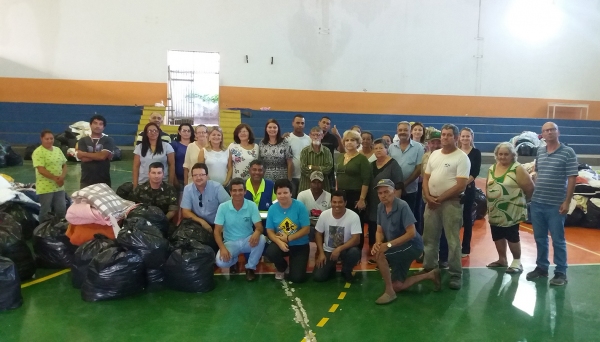 Presidentes das associações de bairro e de entidades assistenciais receberam agasalhos arrecadados durante campanha do Fundo Social (Foto: Assessoria de Imprensa).