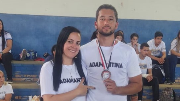 Kelvin Alecssander Pereira, medalha de prata na categoria meio pesado, e a professora Suelen Rocha, sexto lugar na categoria pesado/feminino (Cedida).