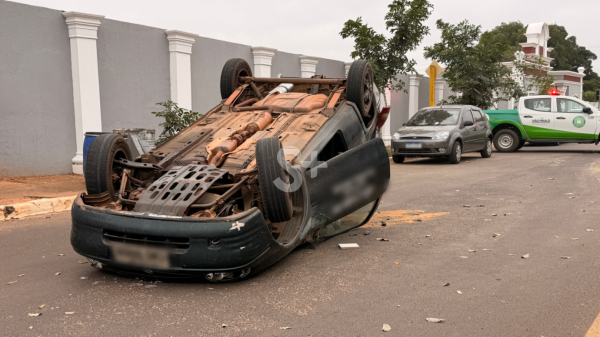Carro capotou em frente ao cemiterio municipal (Imagem: Siga Mais). Carro capotou em frente ao cemiterio municipal (Imagem: Siga Mais).