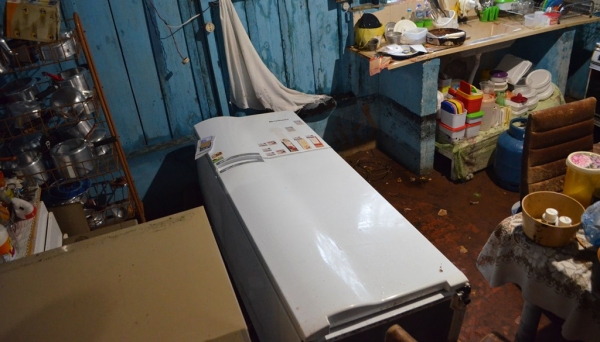 Chuvas causaram estragos em móveis e utensílios da casa (Foto: Siga Mais).