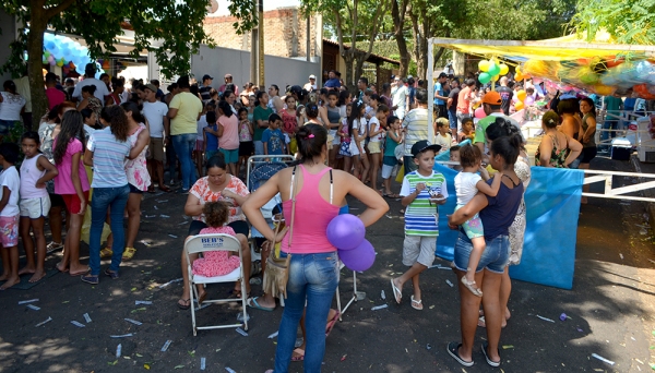 Festa para crianças é realizada há 30 anos, por iniciativa e liderança da administradora Vera Lúcia de Assunção (Foto: Maikon Moraes/Siga Mais).