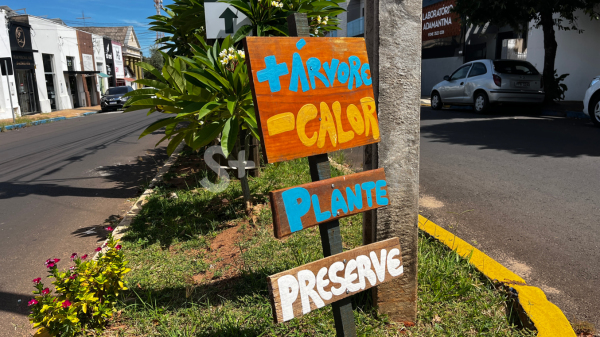 Placa no centro de Adamantina (Arquivo/Siga Mais).