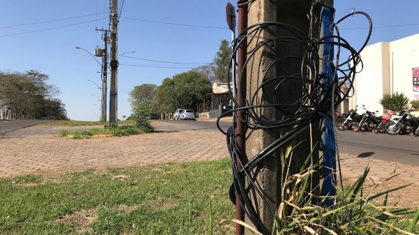 Fios/cabos soltos enrolados ao poste na Avenida Francisco Bellusci, em frente ao campus II da UniFAI (Foto: Siga Mais).