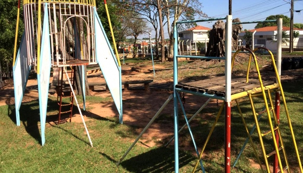 Foguete, no parquinho próximo à antiga estação de trem, com brinquedos sucateados e sem segurança (Foto: Siga Mais em 29/08/2017).