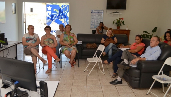 Problemas vividos pelos professores, dentro e fora da sala de aula, foram debatidos no encontro realizado nesta sexta-feira, no CPP de Adamantina (Foto: Maikon Moraes).