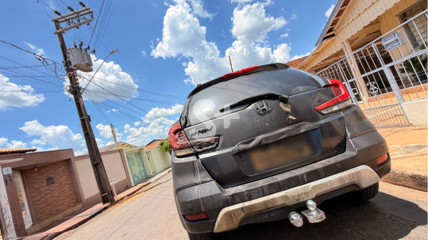 Carro sofreu danos pelas chamas (Siga Mais).