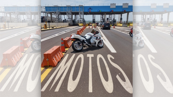 Imagem publicada por um dos motociclistas, nas redes sociais, e também enviada ao SIGA MAIS, na faixa reservada para motos, na praça de pedágio da SP-425 em Martinópolis (Reprodução).