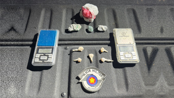 Droga e outros objetos apreendidos pela Policia Militar (Cedida/PM).