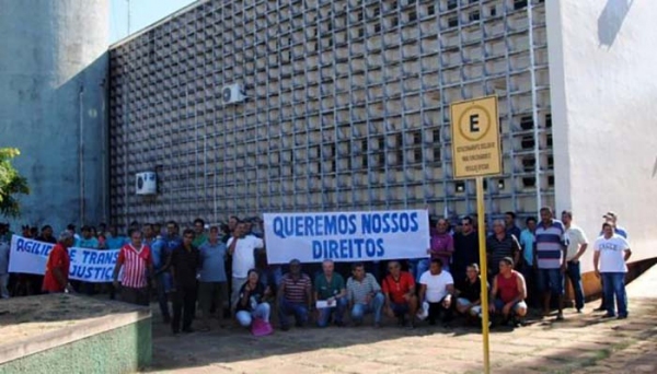 Ex-funcionários da Usina Alta Paulista (Usalpa), estendem faixas reivindicando pagamento dos direitos trabalhistas (Fotos: Reprodução/Site Junqueirópolis em Dia).