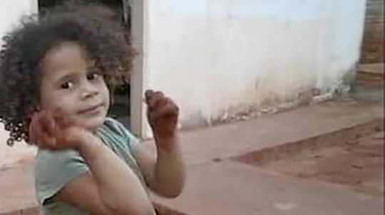 Sofia Evilyn Batista de Souza, de 2 anos, morreu após ser esmagada por tanque de lavar roupas (Reprodução/Panorama Notícia).