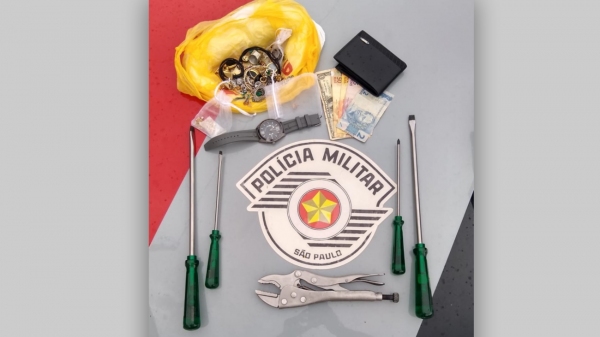 Objetos que eram levados com o suspeito, quando foi abordado pelos policiais (Cedida).