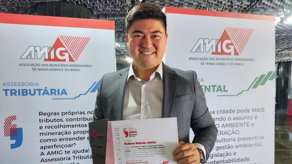 Rubens Nakatu Junior, do SBT Interior, após receber a premiação em Belo Horizonte (Cedida).