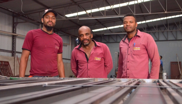 José Pereira da Cruz, o Pereirão, ao centro, e os filhos Alexandre Santos Pereira e Anderson Santos Pereira (Foto: Acácio Rocha).