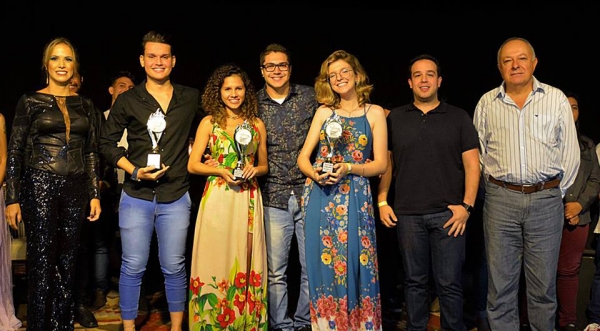 Os três primeiros colocados do Festival de Música com a juíza Ruth Menegati, o compositor Luiz Henrique Paloni e o  presidente do PAI Nosso Lar José Neto (Fotos: No Click com o Senhor).