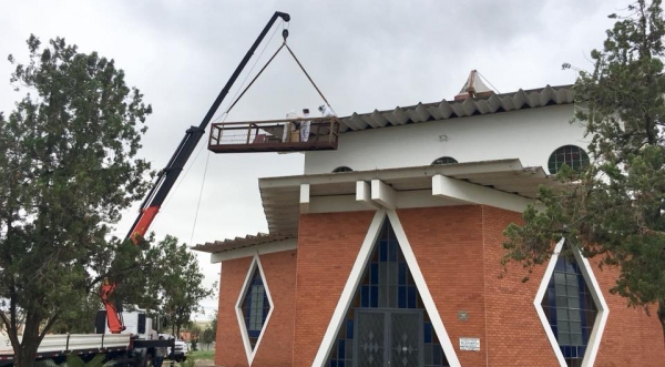 Equipes trabalham na substituição do telhado da Capela Nossa Senhora Aparecida (Foto: Pascom/Paróquia Santo Antônio).