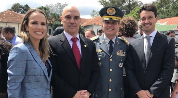 A juíza Ruth Duarte Menegatti, ministro do STF Alexandre de Moraes, coronel Adilson Luís Franco Nassaro do comando regional da PM de Presidente Prudente e o juiz Rodrigo Antônio Menegatti (Foto: Acervo Pessoal).