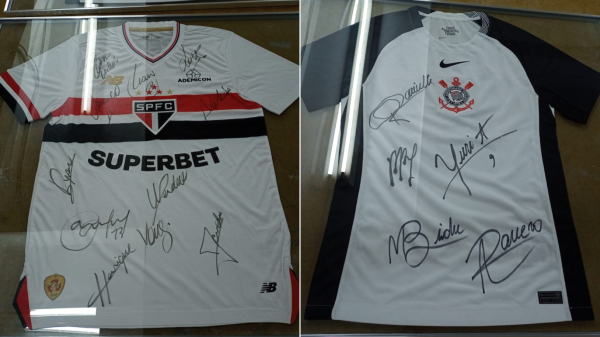 Camisas autografadas por jogadores serao leiloadas no domingo (Cedida).