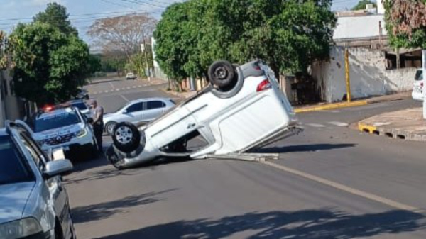 Veiculo tombou na Alameda Belo Horizonte (Reproducao/Redes Sociais).