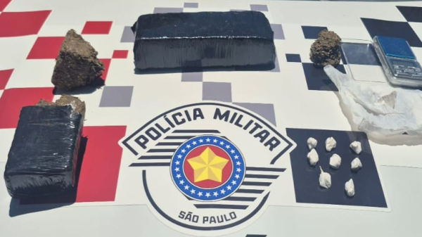 Droga e outros materiais apreendidos (Cedida/PM).