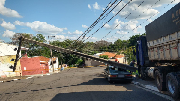 Em 2025 foram 164 colisoes contra postes em 24 cidades atendidas pela Energisa na regiao (Cedida/Energisa).