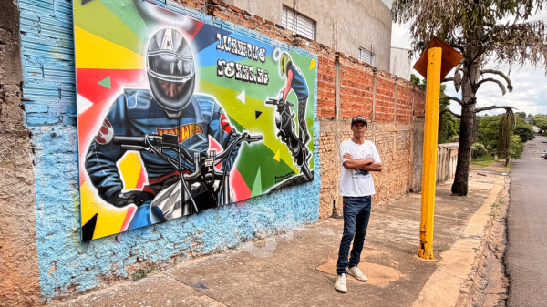 O artista visual Marcos Vinicius e a obra finalizada (Siga Mais).