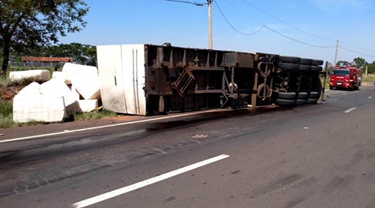 Carreta tombo uma pista, na SP-294, em Adamantina (Fotos: Diego Fernandes/Adamantina Net?Folha Regional).