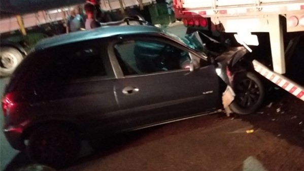 Carro atingiu a traseira de caminhão estacionado (Reprodução/Adamantina Net).